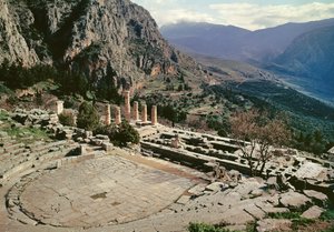Panoramisch uitzicht op de archeologische site met het theater bij de Tempel van Apollo